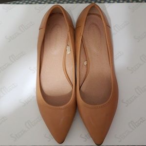 Comfy pointed toe flats they are an 8 wide.